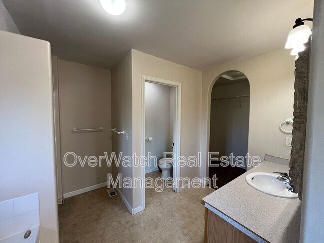 Building Photo - 2412 Hillbrook Cir
