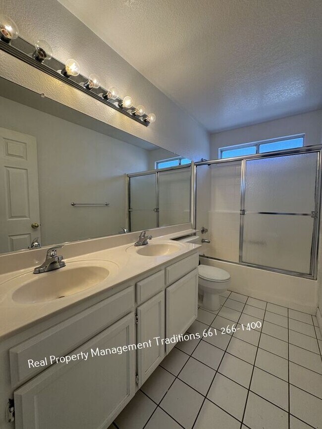 Building Photo - Stylish 3 Bed 2 Bath