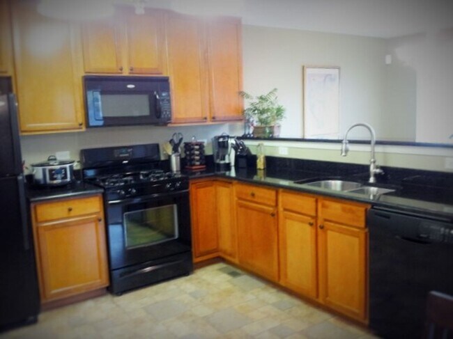 Building Photo - Lakemoor 2 Bedroom 2.5 Townhome Available!