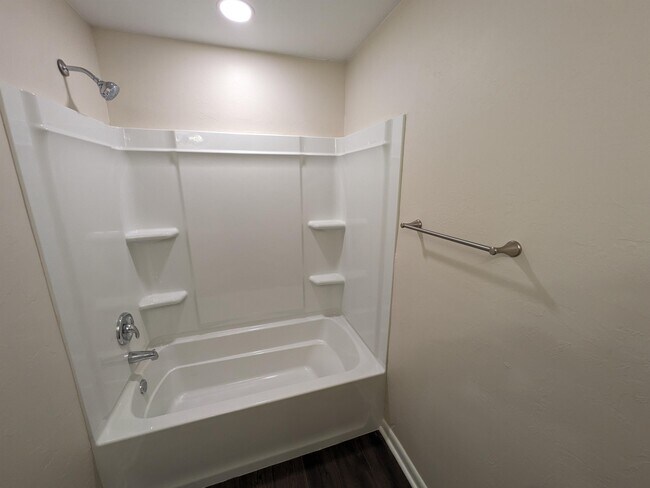 Building Photo - 423 S Bristow Ave