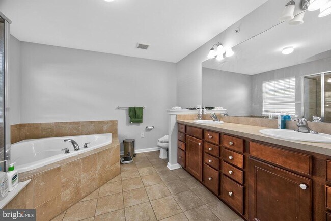 Building Photo - 271 Fairfield Cir W