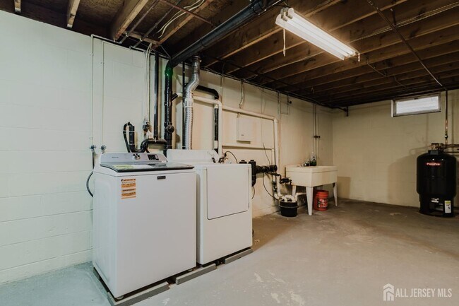 Building Photo - 596 4th Ave