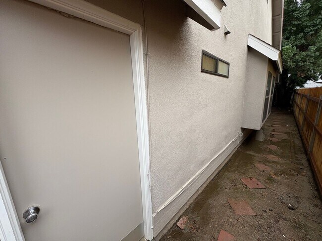 Building Photo - SW Visalia Home Available Now!