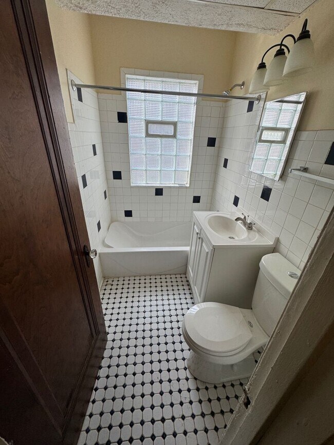 Building Photo - 2426 Benderwirt Ave