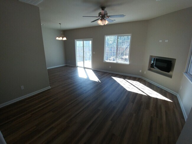 Building Photo - 3 Bedroom 2 Bathroom Home