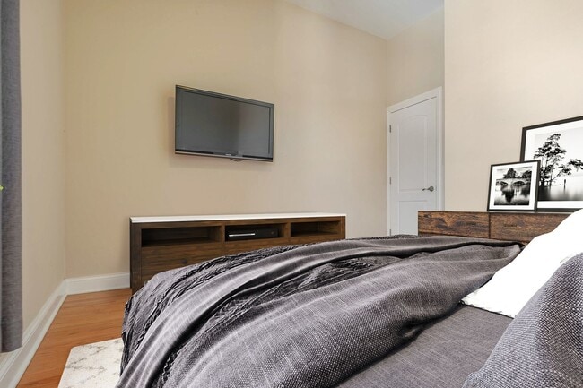 Building Photo - 2140 W Monroe St