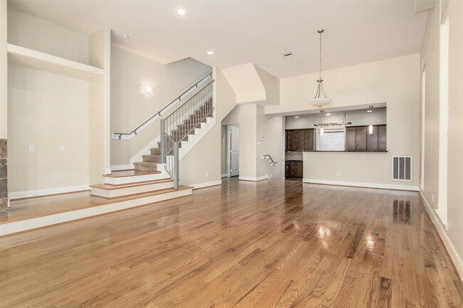 Building Photo - 5227 Lillian St