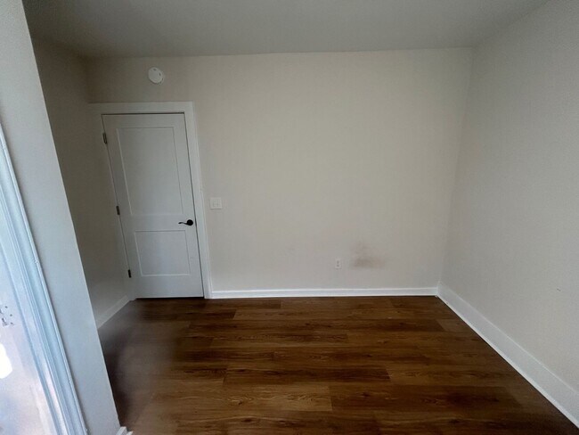 Building Photo - 827 Silver St