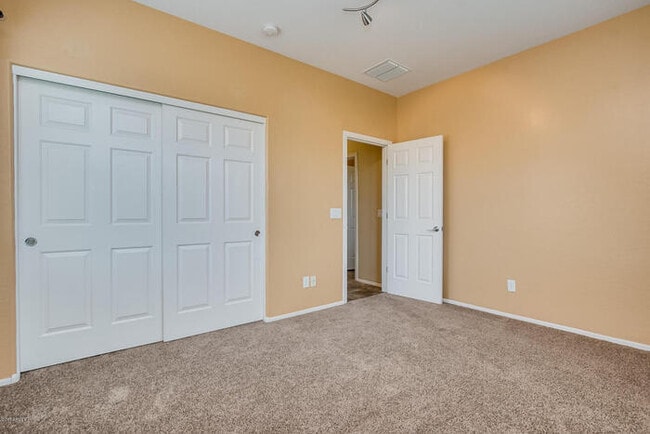 Building Photo - GREAT LOCATION! Fabulous move-in ready 5 bed /3 bath home in south Tempe