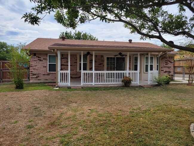 Building Photo - 3bd/2ba house close to major shopping, restaurants, and Ft. Hood!