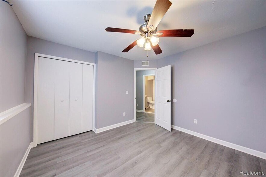 Building Photo - 217 Glenmoor St