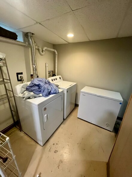 Building Photo - 415 Clark St