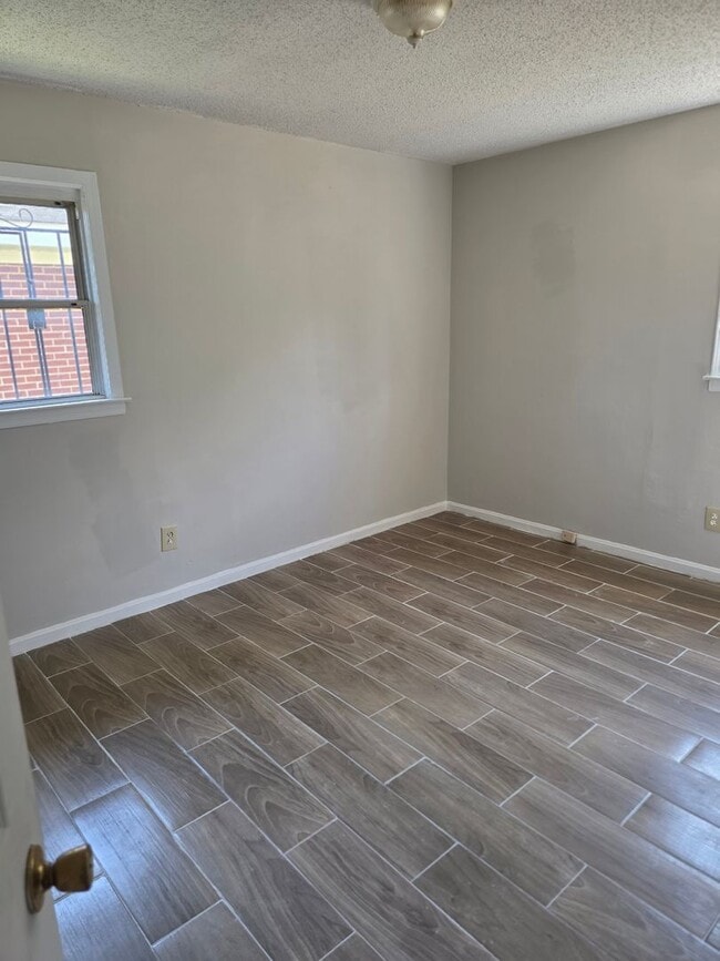 Building Photo - 3/4 BR  Brick ranch