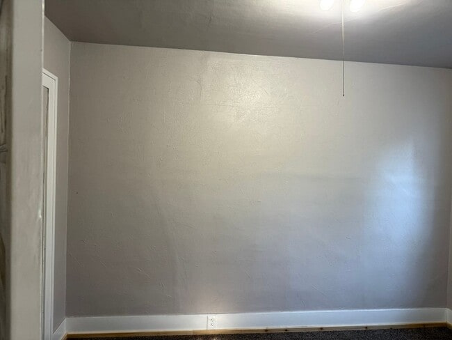 Building Photo - 2 Bed, 1 Bath Home