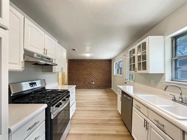 Building Photo - MOVE IN READY