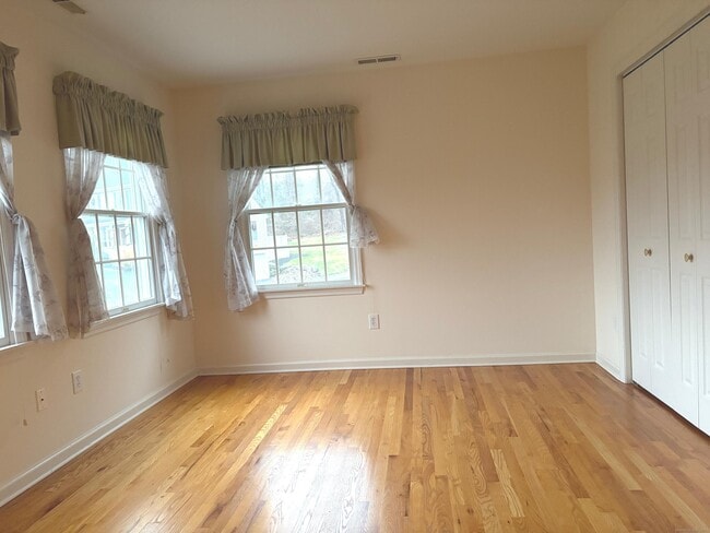 Building Photo - 5 Howes Ct