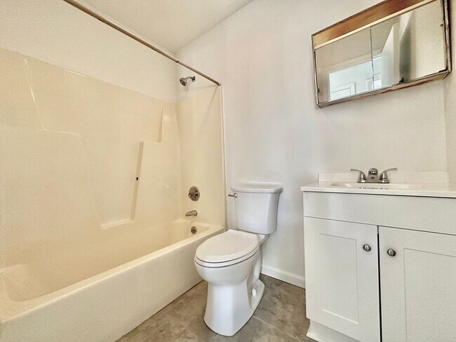 Building Photo - 725 N Privette St