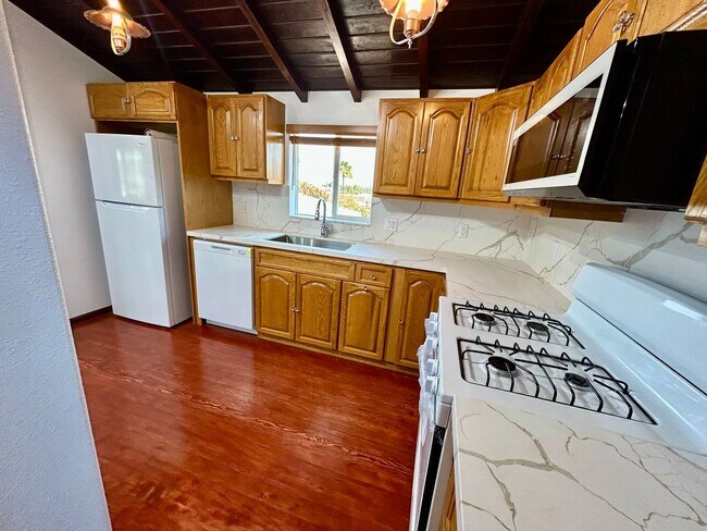 Building Photo - Charming 2 Bed / 2 Bath Coastal Retreat with Ocean Views in Ocean Beach