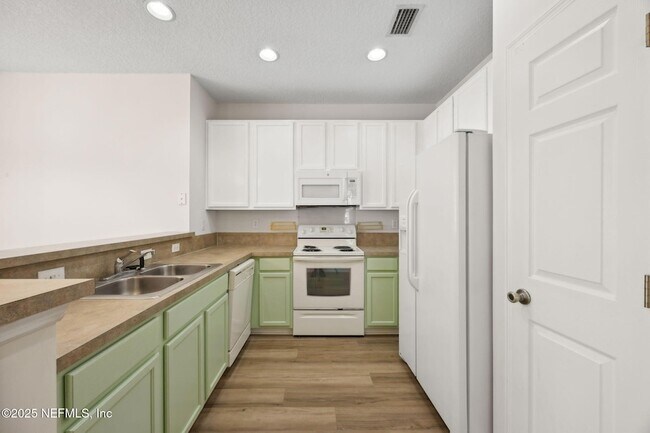 Building Photo - 12301 Kernan Forest Blvd