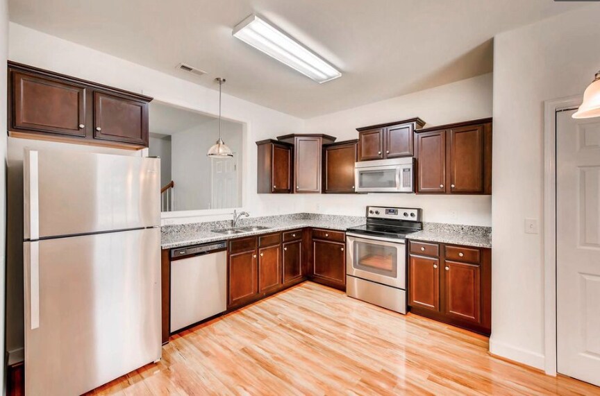 Building Photo - 2027 Pinecrest Dr
