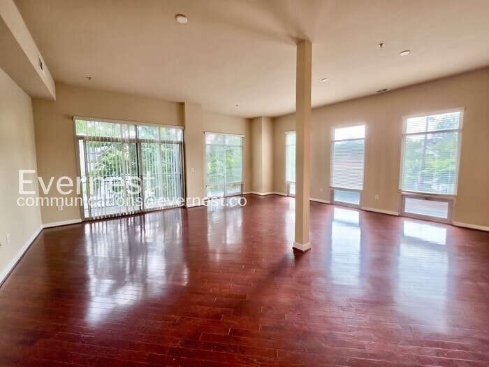 Building Photo - 711 Cosmopolitan Dr NE