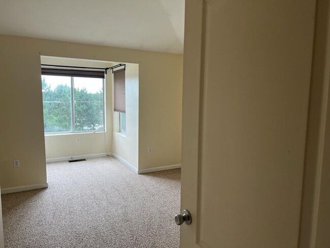 Building Photo - NOW AVAILABLE FOR RENTAL!!! A condominium-...