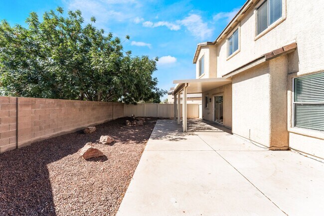 Building Photo - You're going to love this 4 bedroom 2.5 bath! Looks and Feels Brand New!