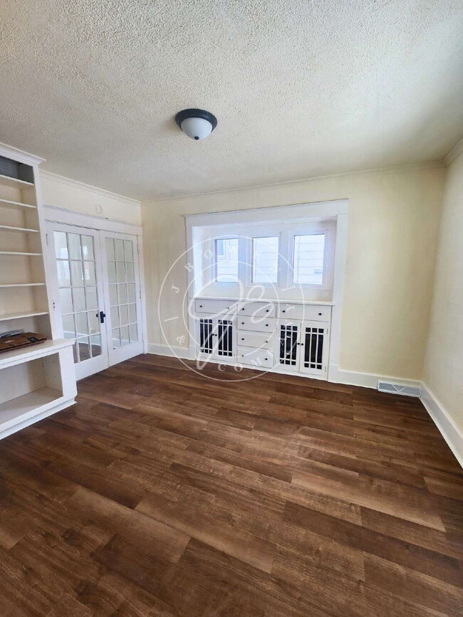 Building Photo - 1400 sq ft. 3 bed home in South Toledo! Many updates throughout