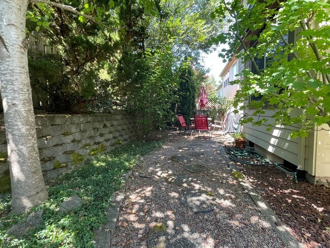 Building Photo - Inviting 3 Bed/2.5bath Corner lot