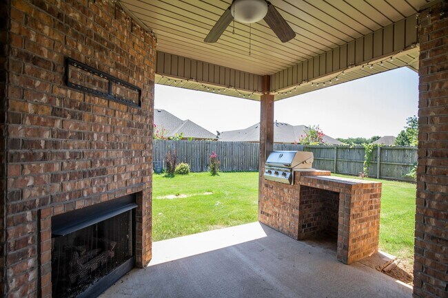 Building Photo - ***3103 SW Silverbark Road***