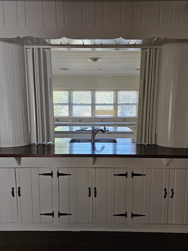 Building Photo - 1222 N Ridge Ave