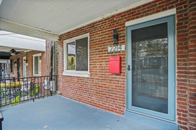 Building Photo - Brentwood Beauty