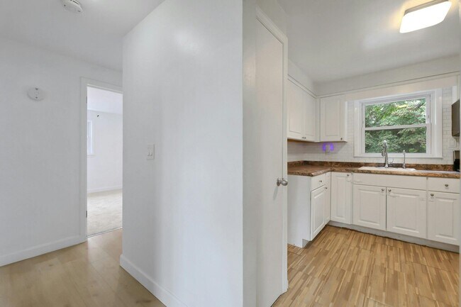 Building Photo - 130 Mt Vernon St