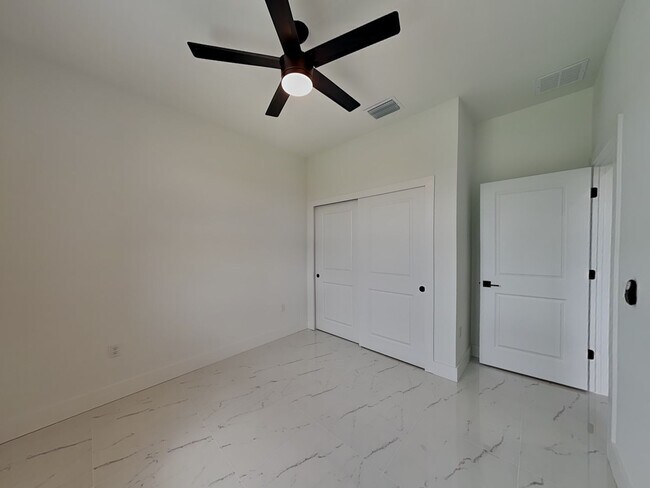 Building Photo - 4224 NE 22nd Pl