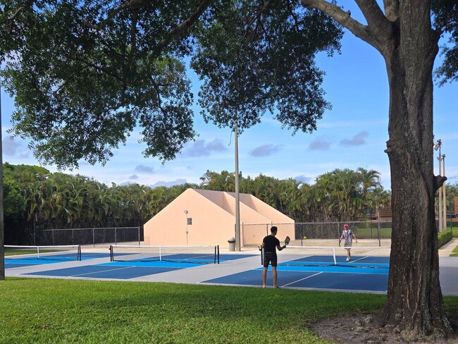 Building Photo - 606 6th Way