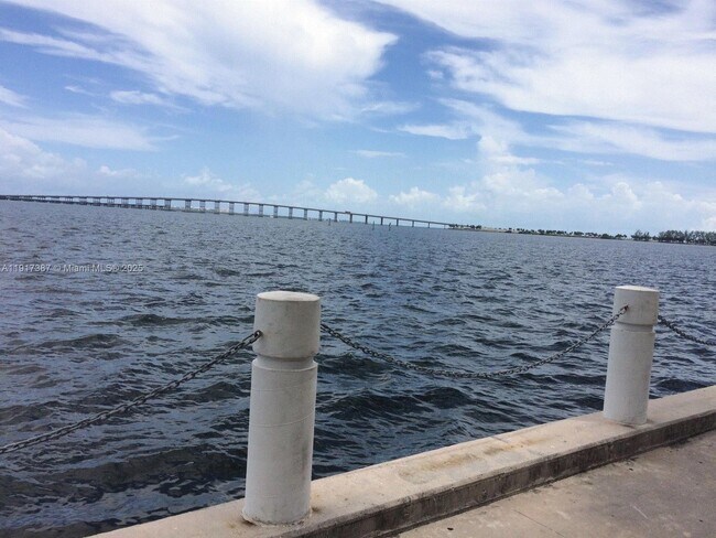 Building Photo - 1430 Brickell Bay Dr