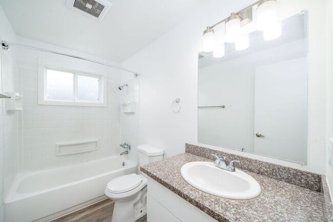 Building Photo - 2 bedroom 1 bath!!