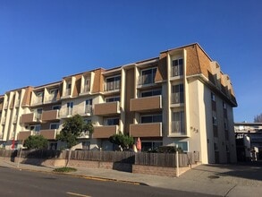 Building Photo - 933 Shore Line Dr