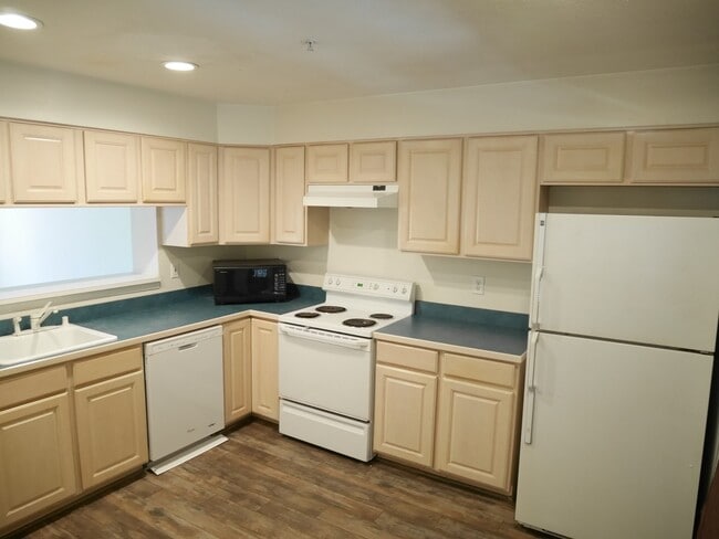 Building Photo - Generous 2 Bedroom Townhome in Baltimore!