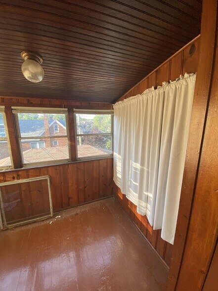 3 season porch - 5471 Loughborough Ave