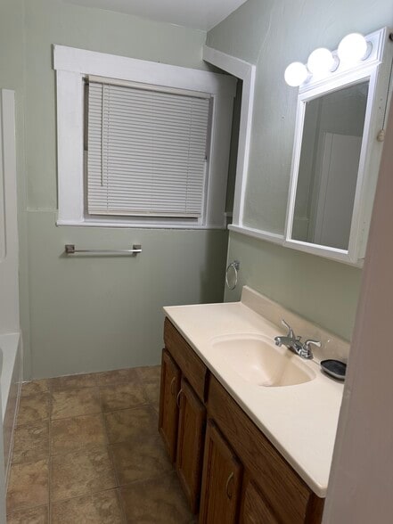 Bath - 276 Merriman Rd