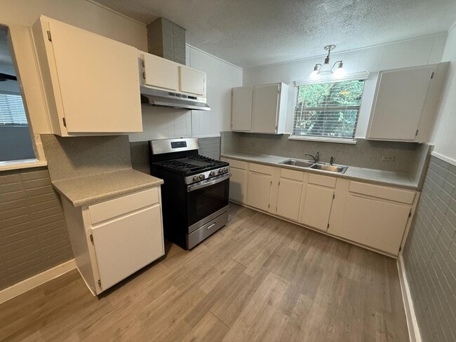 Building Photo - 1910 Escalon Ave