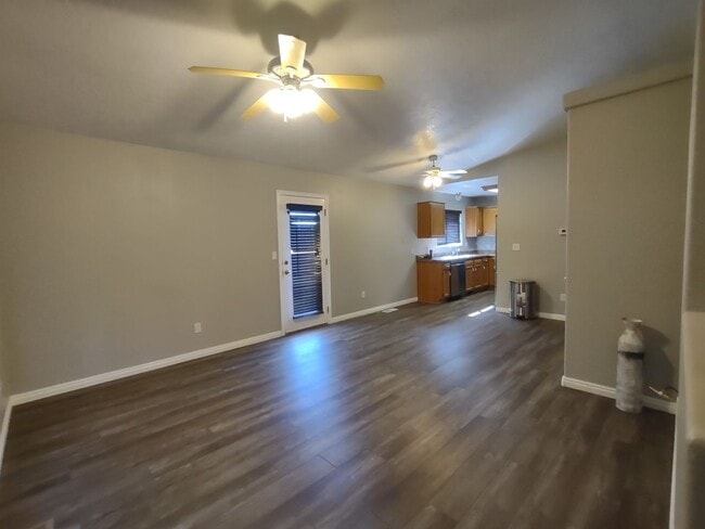 Building Photo - BONUS LIVING ROOM!!??