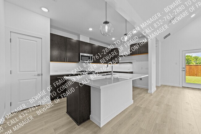 Building Photo - 2229 Maple Ridge Dr
