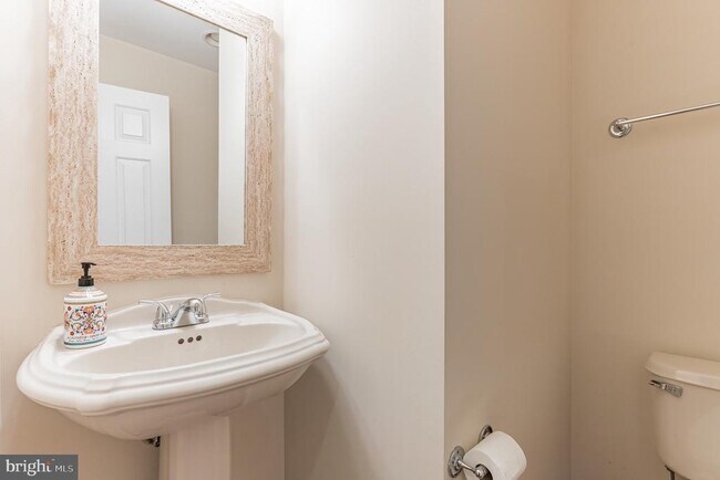 Building Photo - 13907 Willow Tree Dr