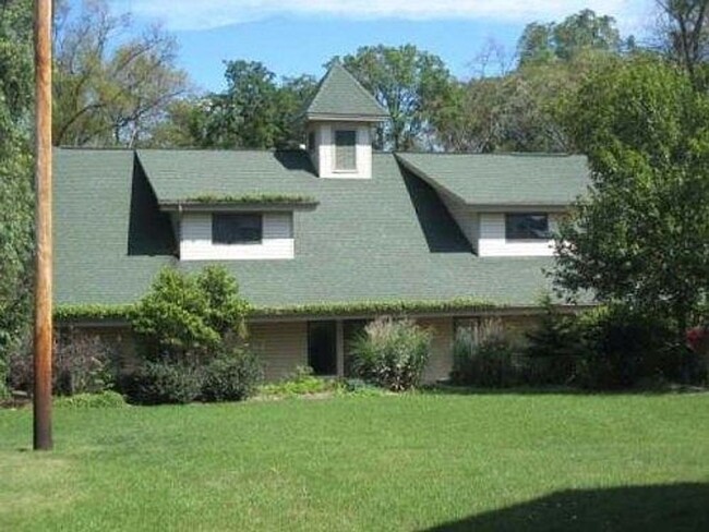 Building Photo - 215 E College Ave
