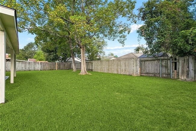 Building Photo - 406 Pine Shadows Dr