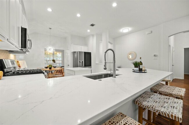 Building Photo - 5010 N Fresco Dr