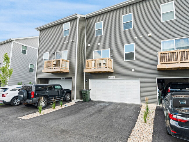 Building Photo - 1533 Yosemite Wy