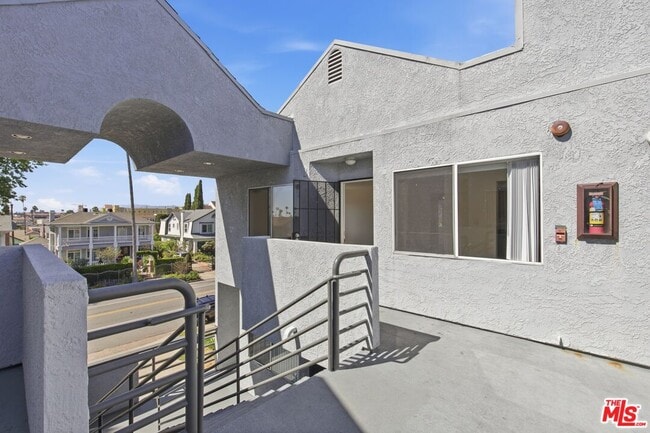 Building Photo - 1002 N Edgemont St